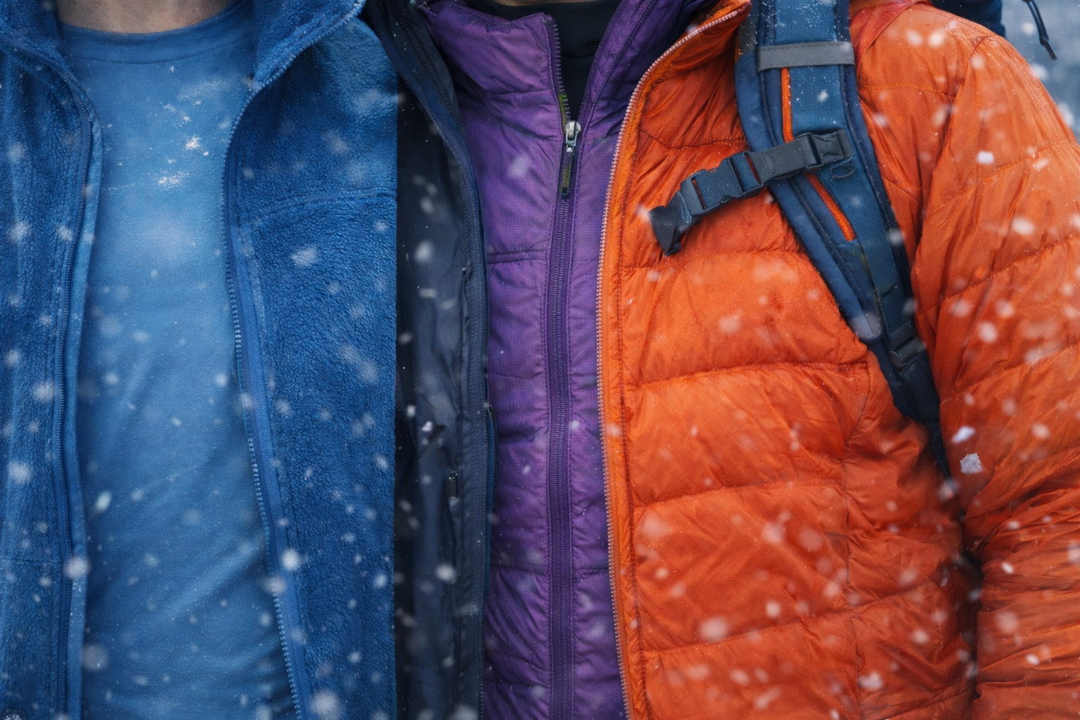 Ejemplo de segunda capa en montaña: forro polar, chaqueta sintética y plumífero en ruta invernal